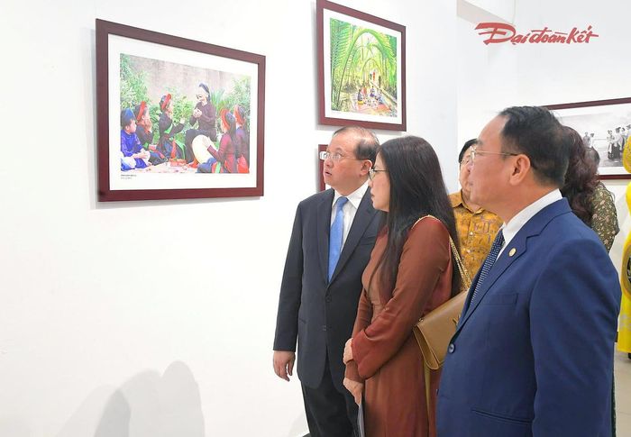 Đại biểu tham quan không gian triển lãm.
