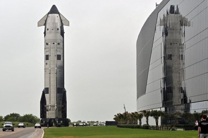 Tên lửa Starship tại nhà máy SpaceX ở Starbase, Texas, Mỹ, ngày 18/5/2026. Ảnh: Reuters. 