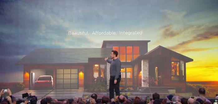  Elon Musk giới thiệu ôtô điện Tesla, hệ thống lưu trữ điện Powerwall và mái ngói năng lượng mặt trời tại Los Angeles, Mỹ, ngày 28/10/2016, nhằm minh họa lợi ích của việc kết hợp Tesla với SolarCity. Ảnh: Reuters.