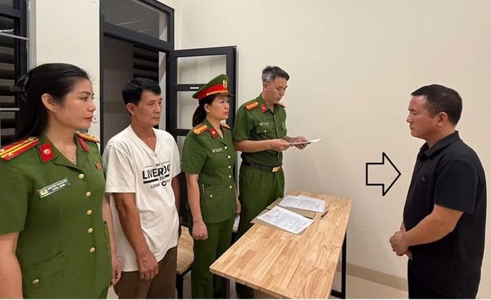 Bị can Bùi Đình Chung (áo đen).