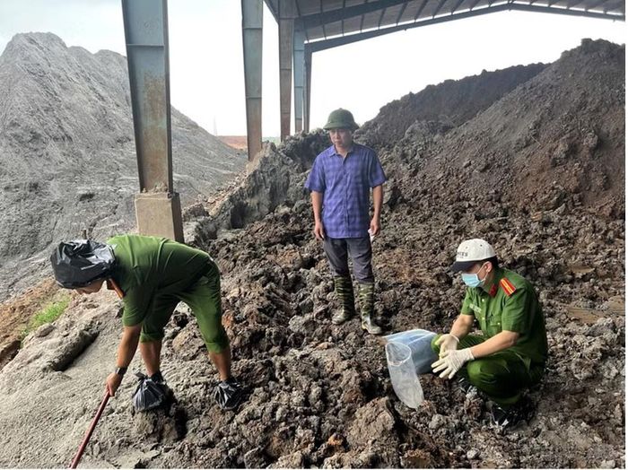 Hiện trường vụ chôn, lấp trái phép "cát cháy" gây ô nhiễm môi trường.