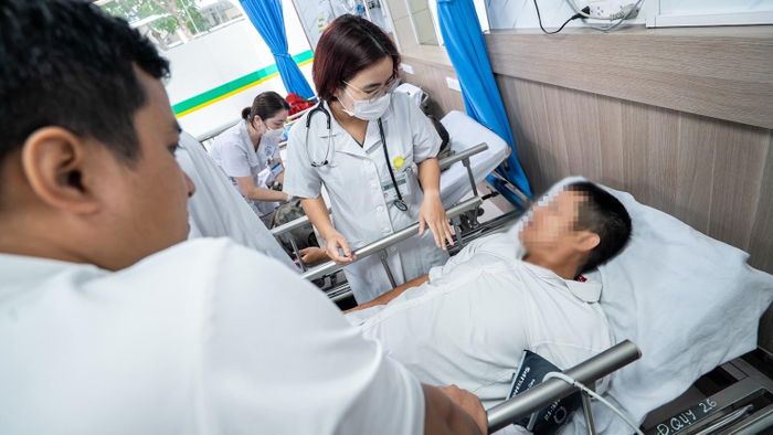Sự chủ quan trước những dấu hiệu nhỏ có thể khiến người bệnh đến viện muộn. Ảnh: Trần Hiền.