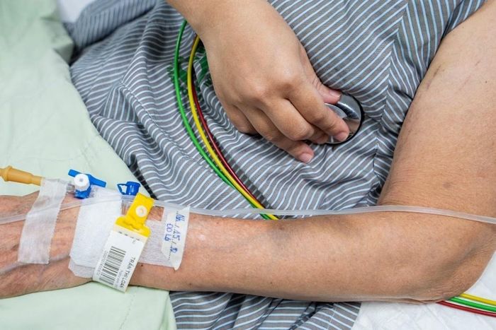 Thạc sĩ, bác sĩ nội trú Nguyễn Thị Tuyết Trinh, Trung tâm Đột quỵ, Bệnh viện Bạch Mai, thăm khám cho bệnh nhân nghi ngờ đột quỵ. Ảnh: Trần Hiền.
