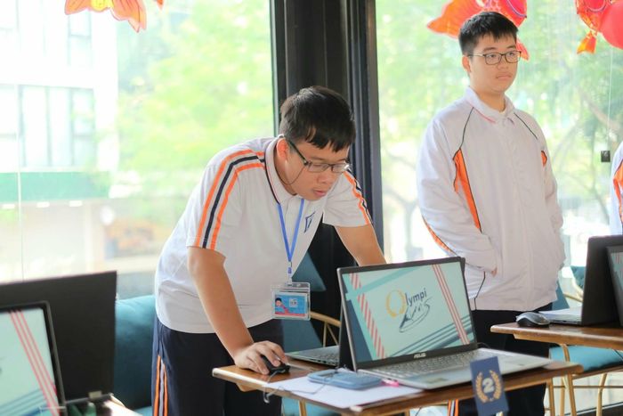 Đức tham gia cuộc thi mô phỏng Olympia do câu lạc bộ của trường tổ chức.
