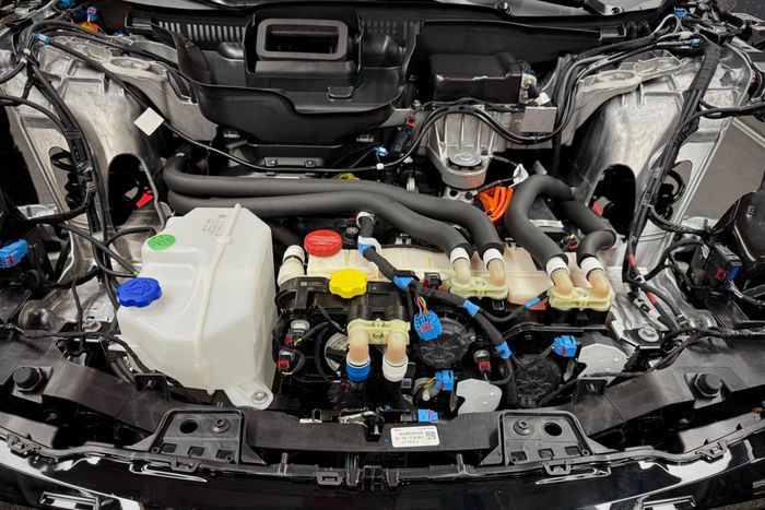  Bên cạnh các công nghệ mới được ứng dụng trên động cơ điện, Tesla Cybercab còn sở hữu thân vỏ được được tạo hình bằng phương pháp ép phun, hệ thống lái và phanh điều khiển điện tử, kiến trúc điện áp thấp 48 V... 