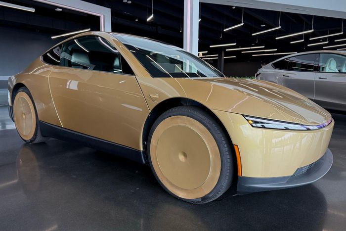  Công nghệ động cơ mới được sử dụng trên Tesla Cybercab được xem là một thành tựu kỹ thuật đáng chú ý trong bối cảnh ngành công nghiệp EV tìm cách giảm chi phí và hạn chế phụ thuộc vào đất hiếm. 