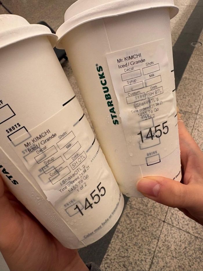 Đồ uống Starbucks dành cho một khách hàng Hàn Quốc mang họ Kim được ghi nhãn "Kimchi" tại sân bay quốc tế Hong Kong, Trung Quốc, ngày 11/10. Ảnh: The Korea Herald.