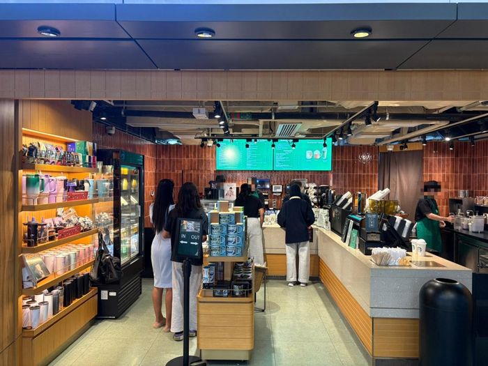 Cửa hàng Starbucks gần Gate 61, khu vực phía Tây sảnh khởi hành sân bay quốc tế Hong Kong, Trung Quốc. Ảnh: The Korea Herald.