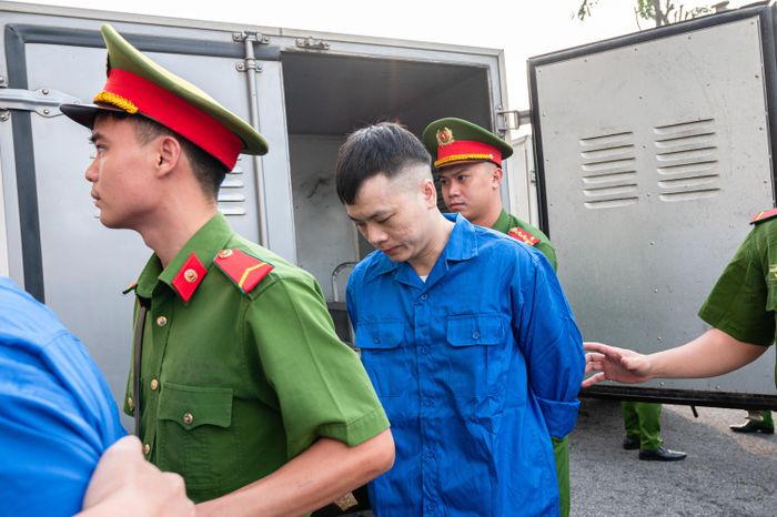  Để rửa tiền chiếm đoạt được, Mr Pips thống nhất với bộ phận tài vụ mở ví điện tử tại các công ty trung gian thanh toán, gồm Công ty Ngân Lượng nơi Shark Bình làm Chủ tịch HĐQT. Mức phí giao dịch nhóm Shark Bình thu của sàn là 2,5% cho giao dịch nạp; 1% tiền rút cộng với 1.000 đồng/1 lần rút. 