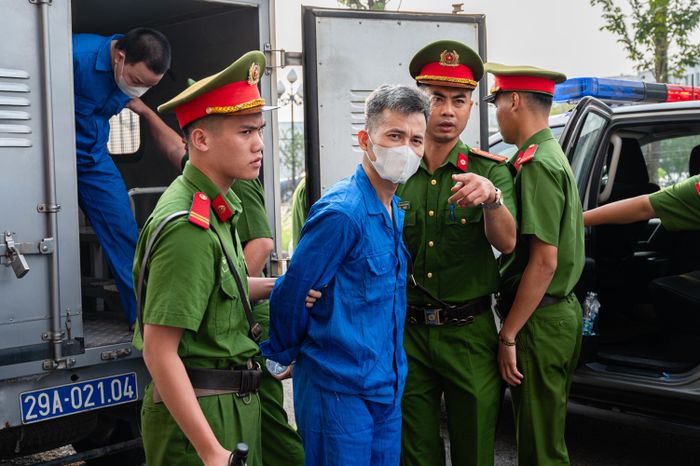  Vụ án khởi nguồn từ năm 2018 khi Mr Pips quen Isik Uran, người Thổ Nhĩ Kỳ, bàn bạc và học thành lập trang web giao dịch ngoại hối, chứng khoán quốc tế. Các trang có tên tiếng Anh giống với sàn quốc tế song bản chất lừa đảo. 