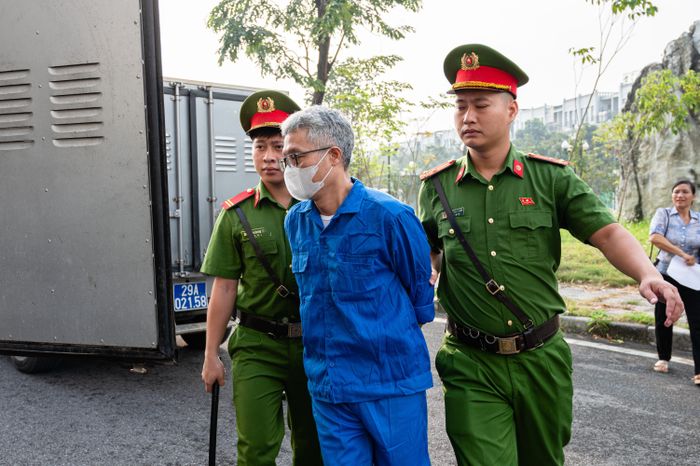  Ngày 15/6/2020-23/9/2022, số bị hại chuyển tiền vào các tài khoản ví Ngân Lượng là 232 người; với tổng số tiền hơn 318,9 tỷ đồng. Dòng tiền này được luân chuyển qua nhiều tài khoản đứng tên Công ty Ngân Lượng tại các ngân hàng lớn, sau đó nạp vào các sàn forex, do đó Shark Bình bị cáo buộc rửa 318,9 tỷ đồng. Shark Bình biết sai nhưng vẫn làm vì lợi nhuận. 