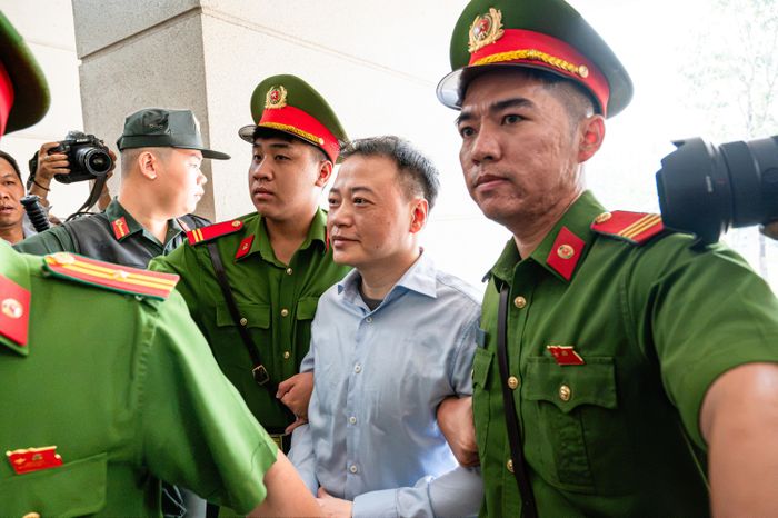  Trong vụ án này, Nguyễn Hòa Bình cùng 2 nhân viên cấp dưới là Trần Thị Thanh Tâm (SN 1993, ở Nghệ An) và Nguyễn Thị Nam (SN 1987, ở Bắc Ninh) bị cáo buộc giúp đường dây của Mr Pips rửa tiền. 