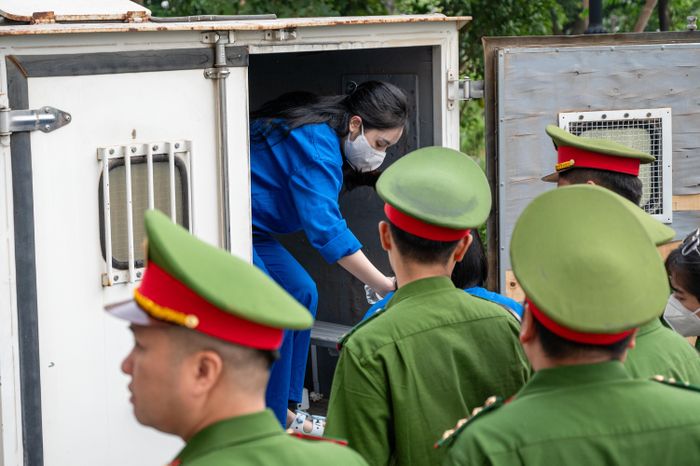  Ngoài 3 bị cáo Phó Đức Nam, Lê Khắc Ngọ và Nguyễn Hòa Bình, còn 185 bị cáo khác cùng bị xét xử trong vụ án về một trong những tội: "Lừa đảo chiếm đoạt tài sản", "Rửa tiền", "Trốn thuế" hoặc "Chứa chấp hoặc tiêu thụ tài sản do người khác phạm tội mà có". 