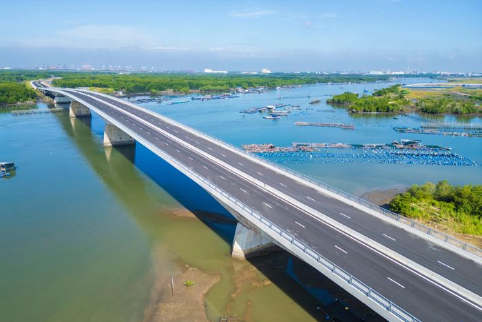  Trong ảnh là cầu Mỏ Nhát dài khoảng 766 m, rộng 19,8 m. Cầu được xây dựng bằng bê tông cốt thép dự ứng lực, trong đó phần nhịp chính được thi công theo phương pháp đúc hẫng, từng đoạn từ trụ vươn ra hai phía. 