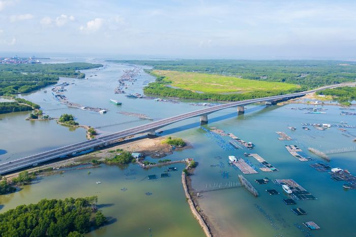  Theo Ban Quản lý dự án đầu tư xây dựng các công trình giao thông TP.HCM, dự án từng bị chậm tiến độ do ảnh hưởng của dịch Covid-19, vướng mắc trong công tác giải phóng mặt bằng và di dời hệ thống điện, nước. Đến nay, các khó khăn cơ bản đã được tháo gỡ. Các nhà thầu đang tập trung nhân lực, máy móc để hoàn thành những hạng mục còn lại, hướng đến mục tiêu thông xe toàn tuyến vào tháng 12. 