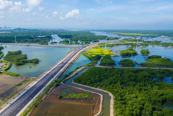  Theo ghi nhận của Tri Thức - Znews vào thời điểm cuối tháng 10, phần lớn tuyến đường 991B nối cụm cảng Cái Mép - Thị Vải với Quốc lộ 51 - cao tốc Biên Hòa - Vũng Tàu đang dần hoàn thiện. 