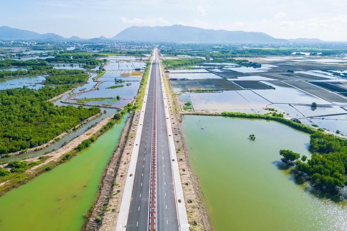  Đến nay, công trình đạt khoảng 95% khối lượng thi công, trong đó hơn 7 km đã được thảm nhựa, nhiều hạng mục cầu và đường dẫn đang được hoàn thiện. 