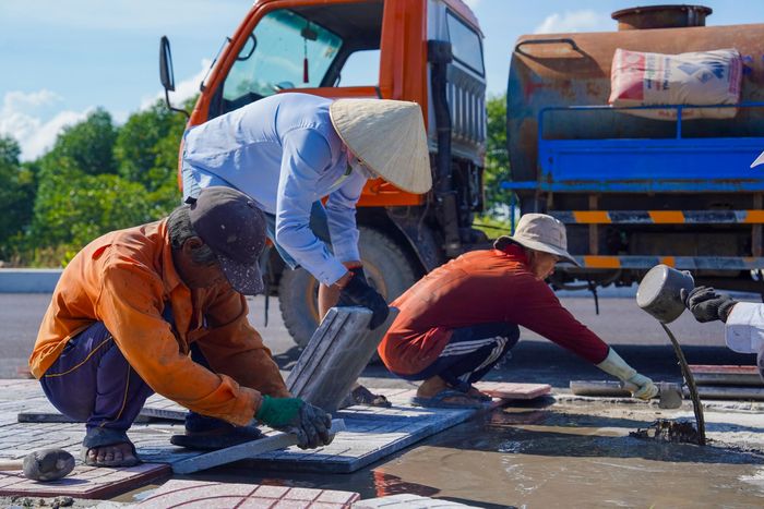  Công nhân tích cực thi công hoàn thiện hạng mục vỉa hè đoạn gần cảng Cái Mép. 