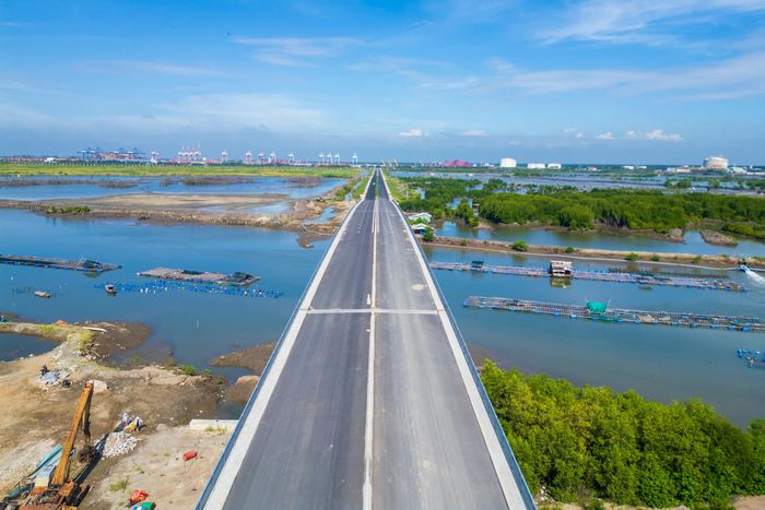  Cách cầu Mỏ Nhát khoảng 2 km là cầu Rạch Ông, dài khoảng 400 m. Công trình đã cơ bản hoàn thiện các hạng mục như lan can, khe co giãn và những phần việc liên quan. 