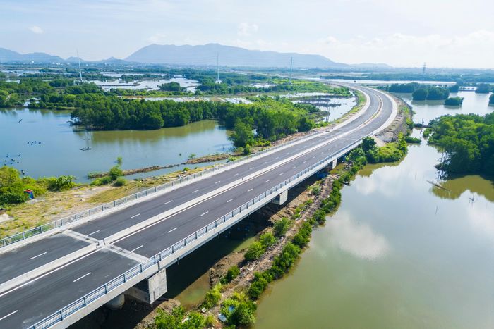  Dự án khởi công giữa năm 2018, có chiều dài khoảng 9 km, mặt đường rộng 35 m, thiết kế 4 làn xe. Tuyến đường được kỳ vọng tạo thuận lợi cho việc vận chuyển hàng hóa từ cụm cảng Cái Mép - Thị Vải đến các khu công nghiệp, trung tâm logistics dọc Quốc lộ 51, đồng thời kết nối với các trục giao thông quan trọng, trong đó có cao tốc Biên Hòa - Vũng Tàu. 
