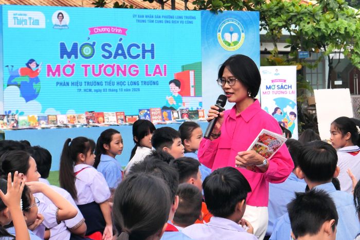  Nhà văn, đại sứ văn hóa đọc TP.HCM giao lưu với các em học sinh về thói quen đọc sách. Ảnh: BTC. 