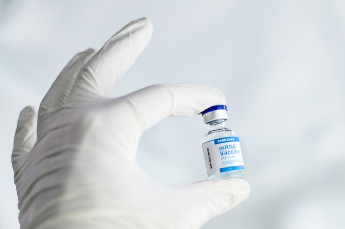  Vaccine mRNA giúp đưa hướng dẫn di truyền vào tế bào, kích thích hệ miễn dịch nhận diện các protein đặc trưng của khối u và tạo phản ứng chống lại tế bào ung thư. Ảnh: Unsplash.