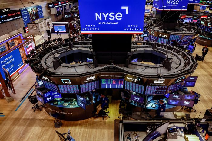  Sàn chứng khoán New York (NYSE), thuộc tập đoàn Intercontinental Exchange (ICE). ICE tham gia liên doanh phát triển nền tảng giao dịch cổ phiếu bằng blockchain đang vấp phải sự phản đối của 22 doanh nghiệp. Ảnh: Reuters.