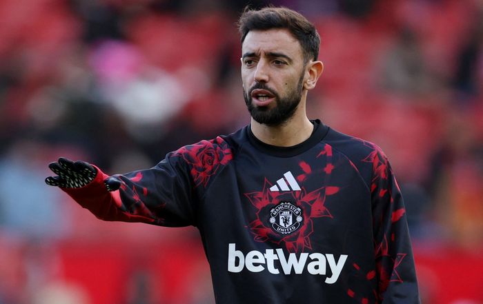Fernandes dự bị ở trận thua Bournemouth. Ảnh: Reuters.