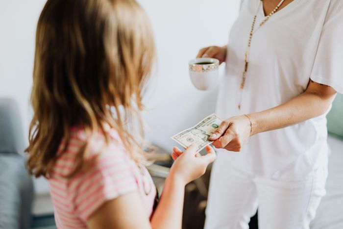  Cha mẹ nên dạy con hiểu giá trị của tiền, thay vì dùng tiền để kiểm soát hành vi. Ảnh: Pexels.