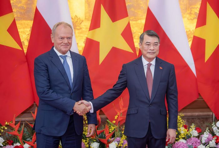  Thủ tướng Cộng hòa Ba Lan Donald Tusk và Thủ tướng Lê Minh Hưng tại lễ đón. Quan hệ kinh tế song phương tiếp tục phát triển, đặc biệt kể từ khi Hiệp định Thương mại tự do Việt Nam - EU (EVFTA) có hiệu lực. Năm 2025, kim ngạch thương mại hai chiều đạt 3,94 tỷ USD, tăng 14,8% so với năm trước. Bên cạnh thương mại, hai nước còn nhiều dư địa hợp tác trong các lĩnh vực như du lịch, khoa học - công nghệ, trí tuệ nhân tạo và năng lượng tái tạo. Cộng đồng người Việt Nam tại Ba Lan hiện có khoảng 25.000 người, đóng vai trò cầu nối thúc đẩy giao lưu và tăng cường quan hệ giữa hai nước. 