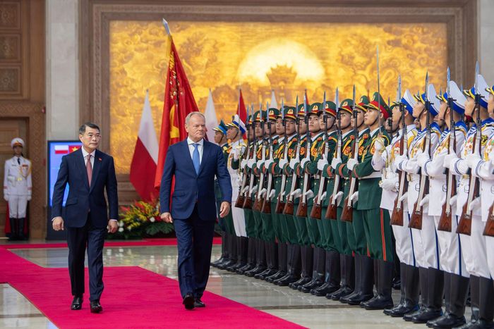  Trong tiếng nhạc chào mừng, Thủ tướng Chính phủ Lê Minh Hưng và Thủ tướng Ba Lan Donald Tusk bước trên thảm đỏ lên bục danh dự. Quân nhạc cử Quốc thiều Ba Lan và Quốc thiều Việt Nam. 