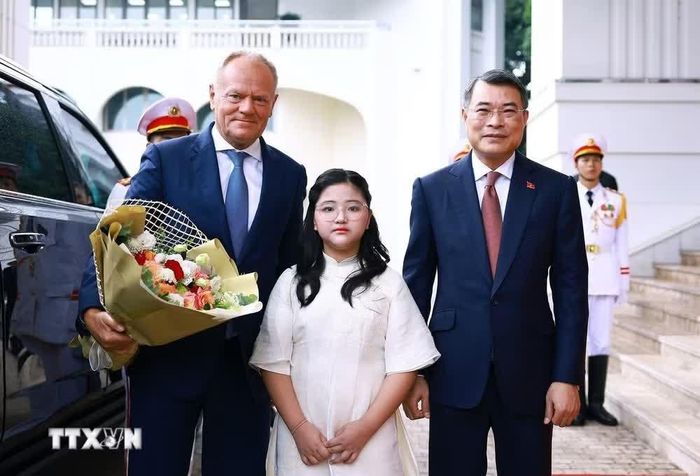  Các em thiếu nhi Thủ đô trao tặng Thủ tướng Ba Lan Donald Tusk những bó hoa tươi thắm. Quan hệ hữu nghị truyền thống Việt Nam - Ba Lan được vun đắp qua nhiều thập kỷ, dựa trên nền tảng tin cậy chính trị và hợp tác thực chất trên nhiều lĩnh vực. Ảnh: Dương Giang/TTXVN. 