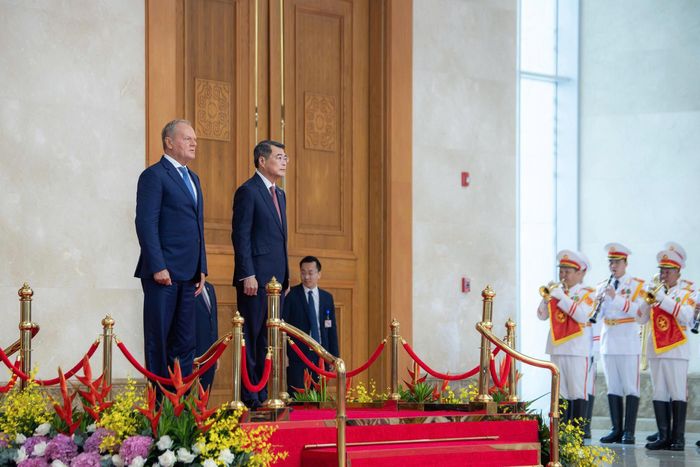  Sau nghi thức chào cờ, hai nhà lãnh đạo duyệt Đội Danh dự Quân đội nhân dân Việt Nam và giới thiệu thành phần đoàn đại biểu cấp cao hai nước tham dự lễ đón. 