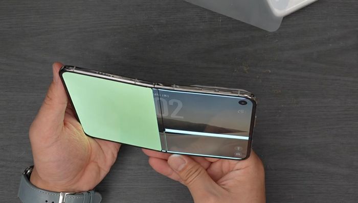 iPhone Duo bị lỗi sọc màn hình sau vài lần gập màn hình. Ảnh: CuriousHagi.