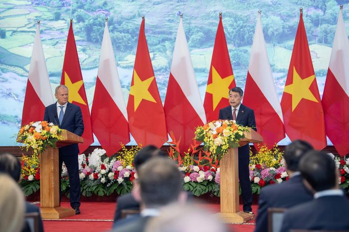  Thủ tướng Lê Minh Hưng và Thủ tướng Cộng hòa Ba Lan Donald Tusk tại họp báo chung sau hội đàm. 