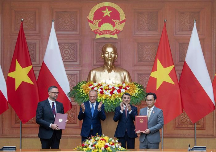 Thủ tướng Lê Minh Hưng và Thủ tướng Cộng hòa Ba Lan Donald Tusk chứng kiến trao các văn kiện hợp tác giữa hai nước. 