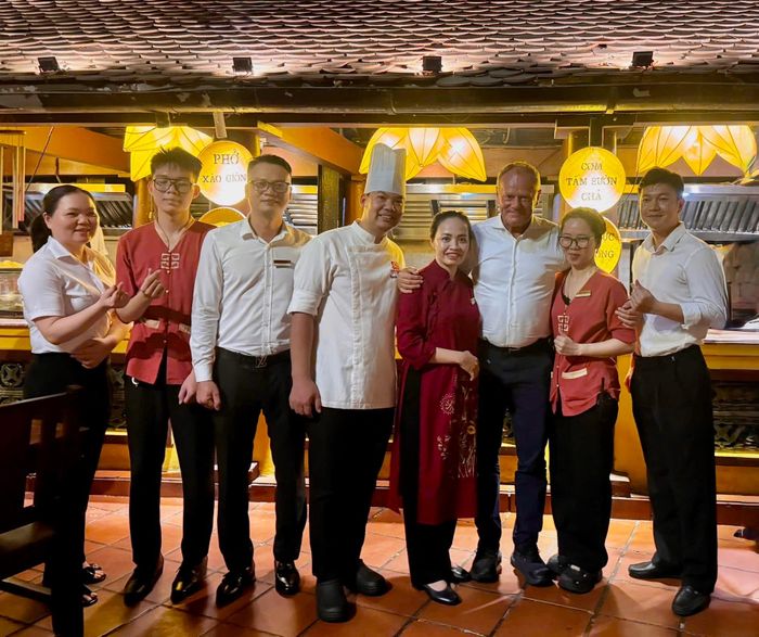  Thủ tướng Ba Lan Donald Tusk (thứ 3 từ phải qua) chụp ảnh cùng đội ngũ nhân viên nhà hàng ở Hà Nội, tối 25/10. Ảnh: Nhà hàng cung cấp.