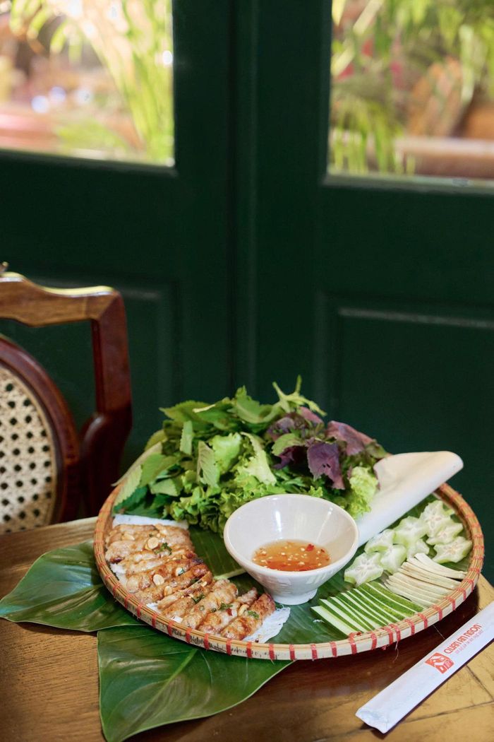 Chả cá Hà Nội và bánh hỏi nem nướng cuốn bánh tráng trong thực đơn đón tiếp Thủ tướng Ba Lan tại Hà Nội, tối 25/10. Ảnh: Nhà hàng cung cấp.