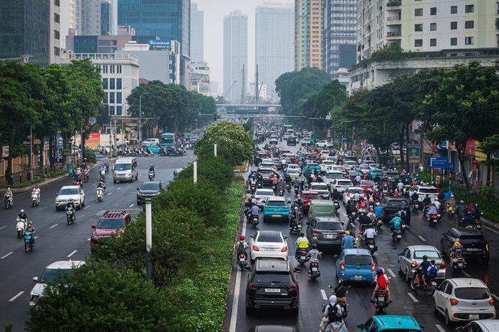 Ghi nhận trong khung giờ cao điểm sáng 26/10, khu vực nút giao Nguyễn Chí Thanh, La Thành vẫn xảy ra ùn tắc cục bộ do lượng phương tiện tăng cao đột biến.