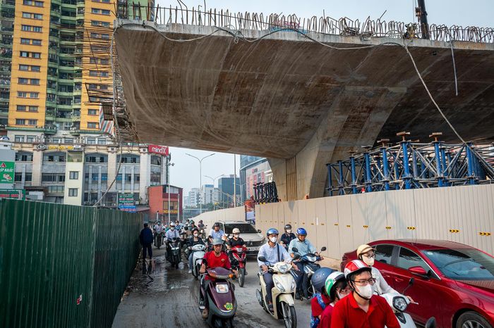 Tại khu vực trung tâm nút giao La Thành - Nguyễn Chí Thanh, phạm vi rào chắn được điều chỉnh để phục vụ thi công cầu vượt thuộc dự án đường Vành đai 1, đoạn Hoàng Cầu - Voi Phục. Các phương tiện vẫn được lưu thông qua đảo rào chắn theo phương án tổ chức giao thông hiện tại.