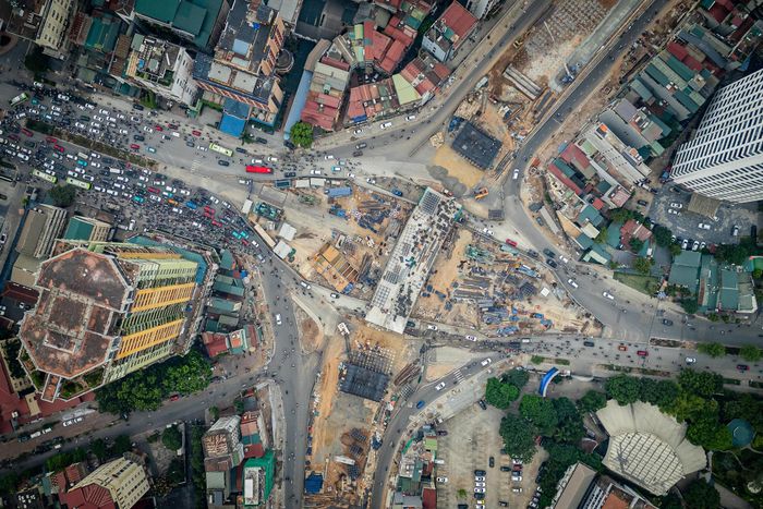 Để phục vụ thi công hạng mục cầu vượt thuộc dự án đường Vành đai 1, đoạn Hoàng Cầu - Voi Phục, Sở Xây dựng Hà Nội triển khai phương án phân luồng, tổ chức giao thông từ xa qua nút giao La Thành - Nguyễn Chí Thanh từ ngày 24/10 đến 25/11.