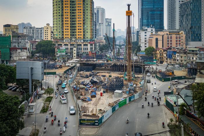 Đối với hướng di chuyển từ Trần Duy Hưng về Nguyễn Chí Thanh, các phương tiện có thể di chuyển theo lộ trình Trần Duy Hưng - Nguyễn Chí Thanh - Chùa Láng - Huỳnh Thúc Kháng - Kim Mã - Nguyễn Chí Thanh; hoặc Trần Duy Hưng - đường Láng - Kim Mã - Nguyễn Chí Thanh.