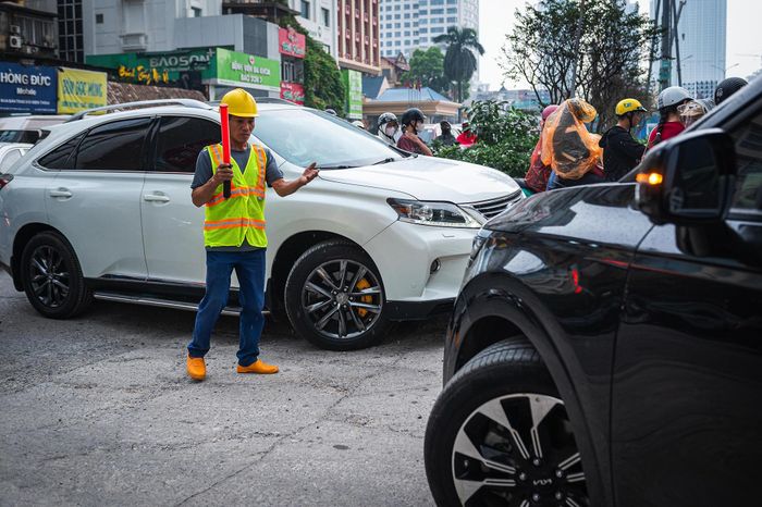 Theo phương án tổ chức giao thông, cơ quan chức năng sẽ đóng hoàn toàn điểm quay đầu xe trên đường Nguyễn Chí Thanh, đoạn trước cổng phụ Đài Truyền hình Việt Nam. Bên cạnh đó, điểm quay đầu trước khách sạn Bảo Sơn sẽ được duy trì hoạt động để các phương tiện chuyển hướng lưu thông thuận tiện hơn.