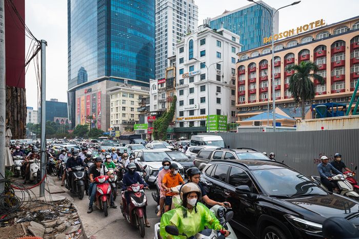 Dù đã có phương án phân luồng từ xa nhằm giảm áp lực giao thông tại nút giao, nhiều phương tiện vẫn tiếp tục lưu thông qua khu vực thay vì lựa chọn lộ trình thay thế. Mật độ phương tiện lớn trong khi mặt đường bị thu hẹp khiến dòng xe qua khu vực rào chắn phải di chuyển chậm, nối đuôi nhau, dẫn đến ùn ứ cục bộ vào một số thời điểm, gây khó khăn cho việc lưu thông qua nút giao.