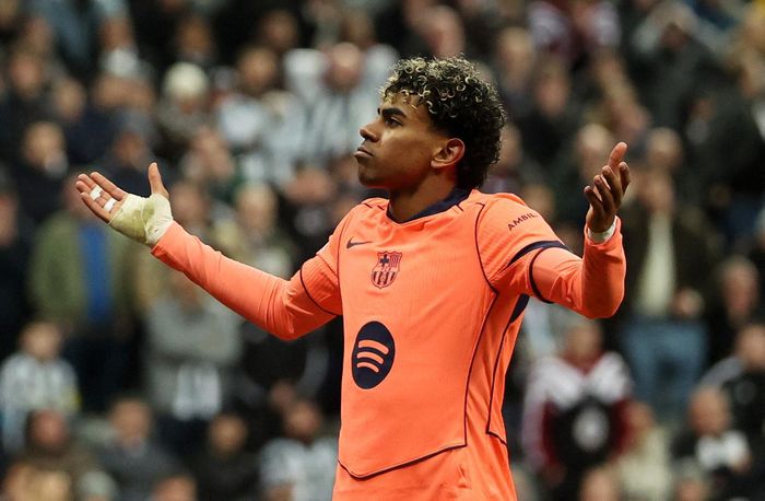  Lamine Yamal ghi 16 bàn, kiến tạo 11 lần tại La Liga và được bầu là Cầu thủ hay nhất giải mùa 2025/26. 