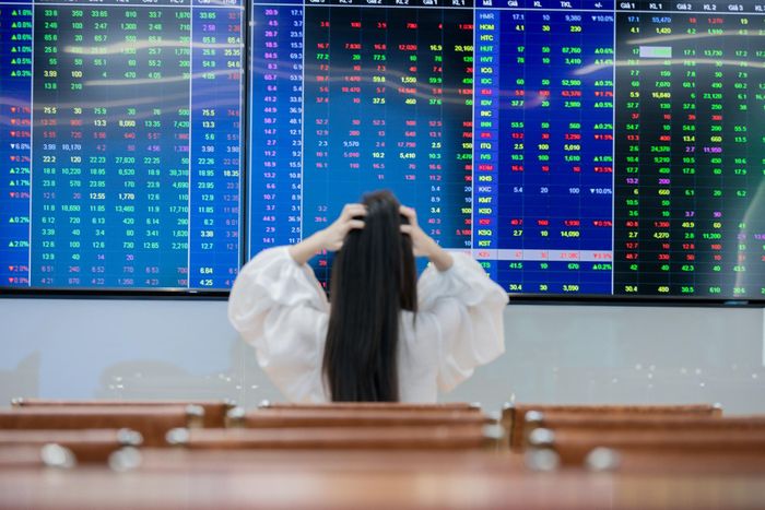 VN-Index giảm 10 điểm trong phiên đầu tuần. Ảnh: Phương Lâm.