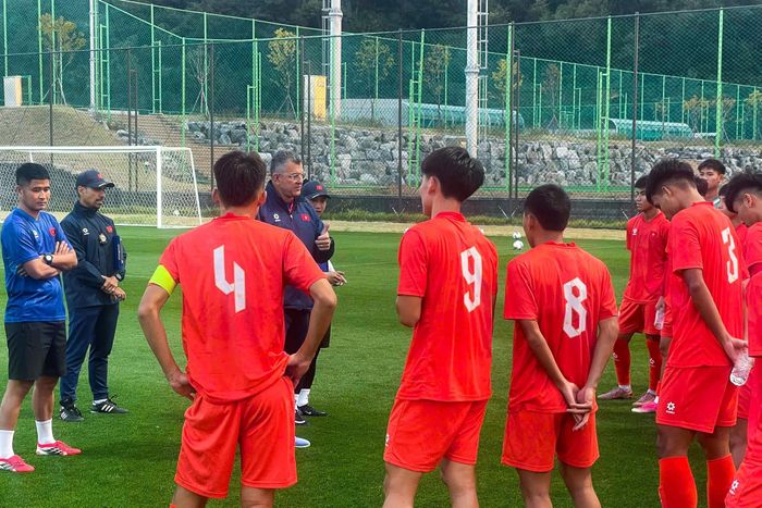  Ban huấn luyện U17 Việt Nam dặn dò và trao đổi với cầu thủ. Ảnh: VFF. 