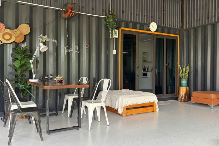  Bên trong căn nhà vườn rộng 368 m2 của gia đình chị Mai. 