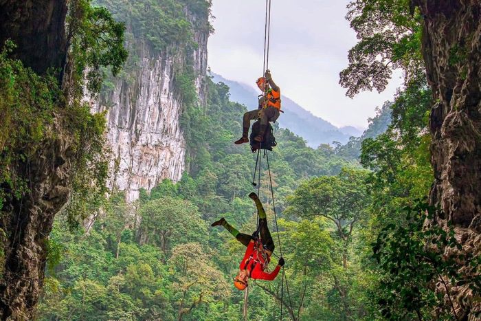  Một trong 3 chặng đu dây mạo hiểm tại hố sụt Kong. Ảnh: Jungle Boss. 