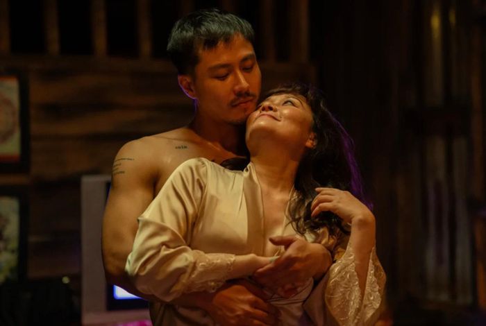 Phim có một số cảnh táo bạo.